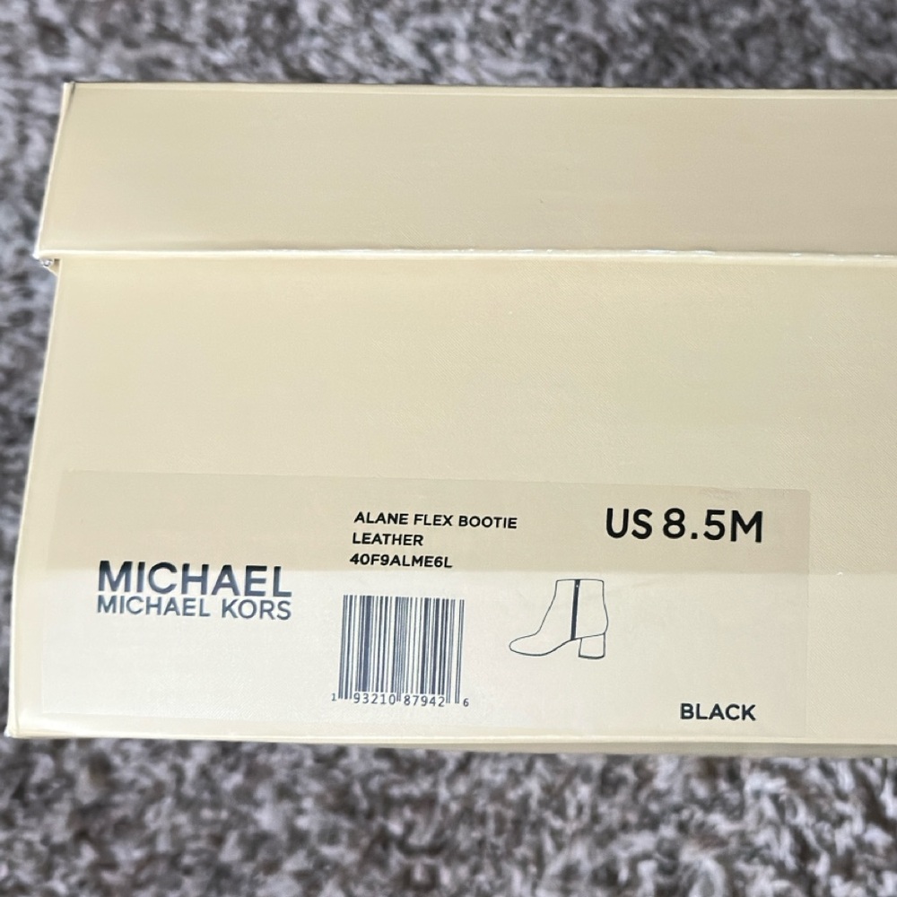 NWT New In Box MICHAEL MICHAEL KORS
Alane Pebbled Leather Ankle Boot Size 8.5 - Picture 11 of 11